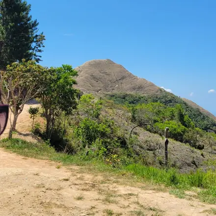 A dirt trail toward a grassy summit